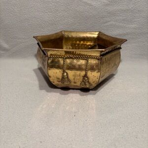 Vintage metal brass bronze hammered fruit basket planter twisted rope tassel